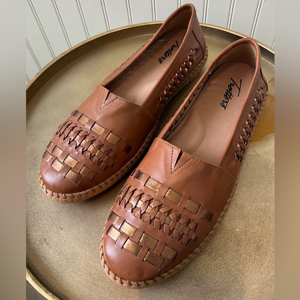Trotters RORY SLIP ON LOAFER IN LUGGAGE BRONZE. NWOT. SIZE: 7.5N